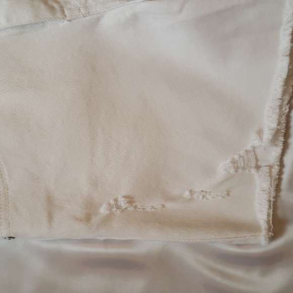 Sincerely Jules NWT size 1 white distressed denim shorts - Picture 4 of 6